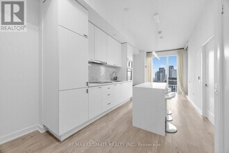Building Photo - 27 Bathurst St