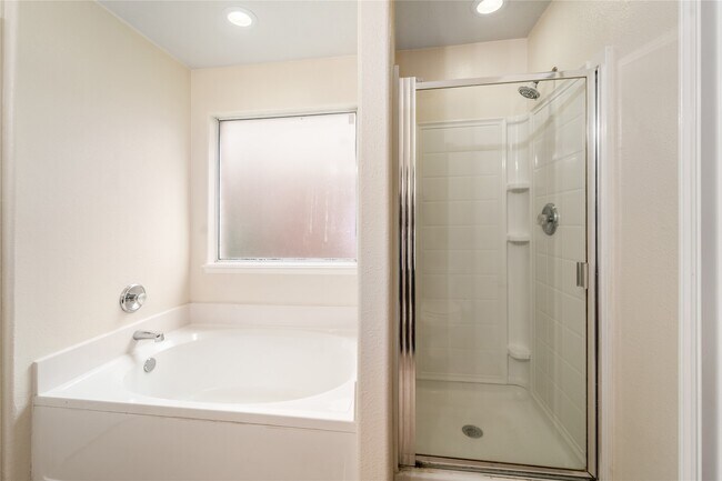 Foto del edificio - 18218 Thicket Grove Rd