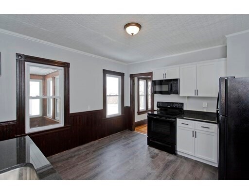 Building Photo - 160 Walnut St