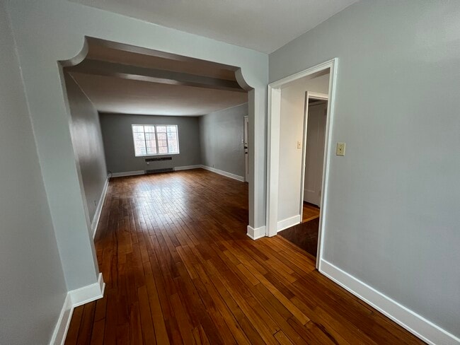 Building Photo - Canterbury Court Apartments