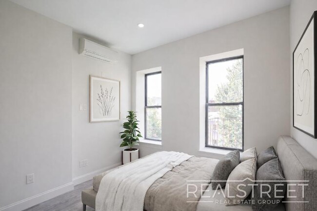 Photo - Super Bright 2 BED w LAUNDRY IN-Unit! Apartment