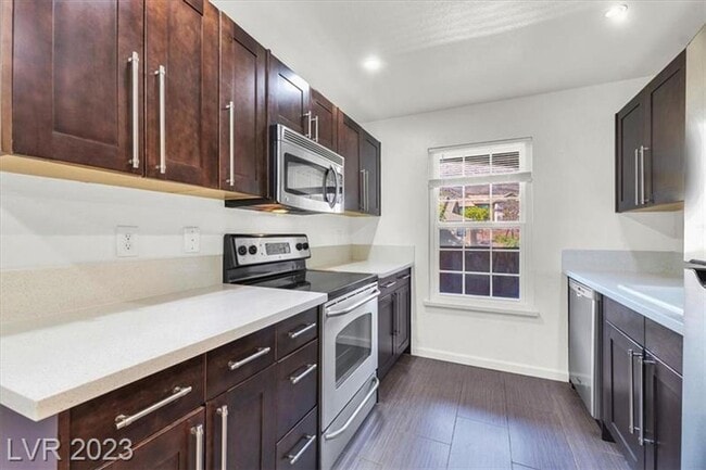 Building Photo - Stunning condo in Henderson!