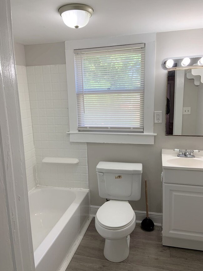 Building Photo - 4 BR 4 BA on Queen City Ave available Augu...