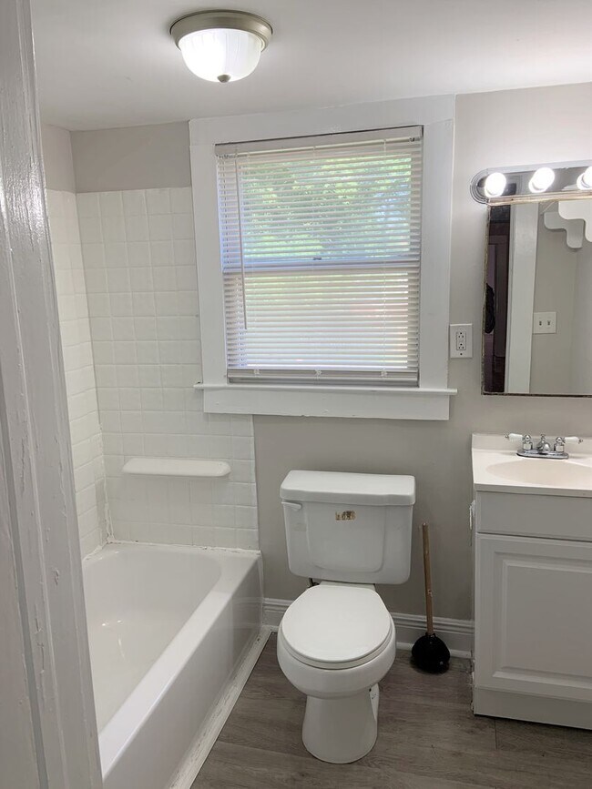 Foto del edificio - 4 BR 4 BA on Queen City Ave available Augu...