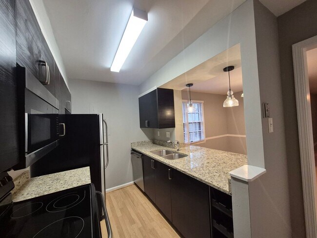 Building Photo - Beautifull Top-Floor 2B/2B Condo in Sought-After Cross Creek Community!