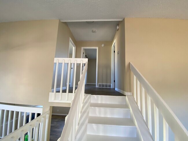 aterrizaje de nivel superior - 3955 Glenhurst St