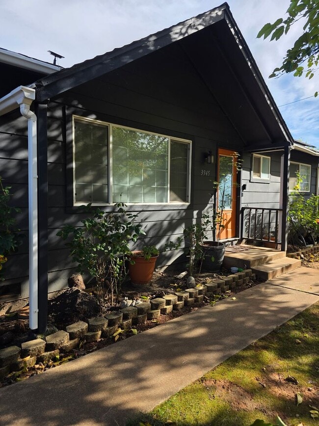 Foto del edificio - 3 BED/1 BATH LOCATED IN REDDING, CA