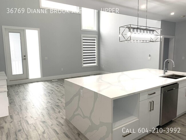 Building Photo - Extravagant Luxury Home