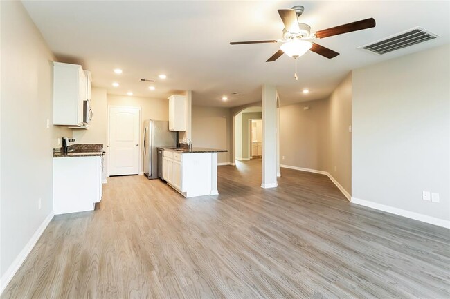 Building Photo - 23014 Bellini Dr