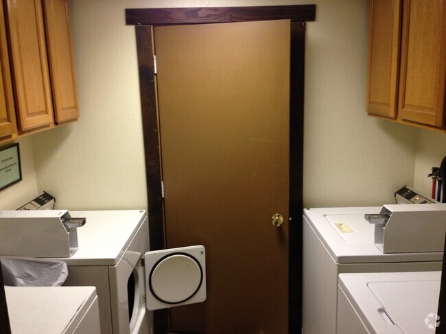 Laundry Area - 404 Kit Blvd
