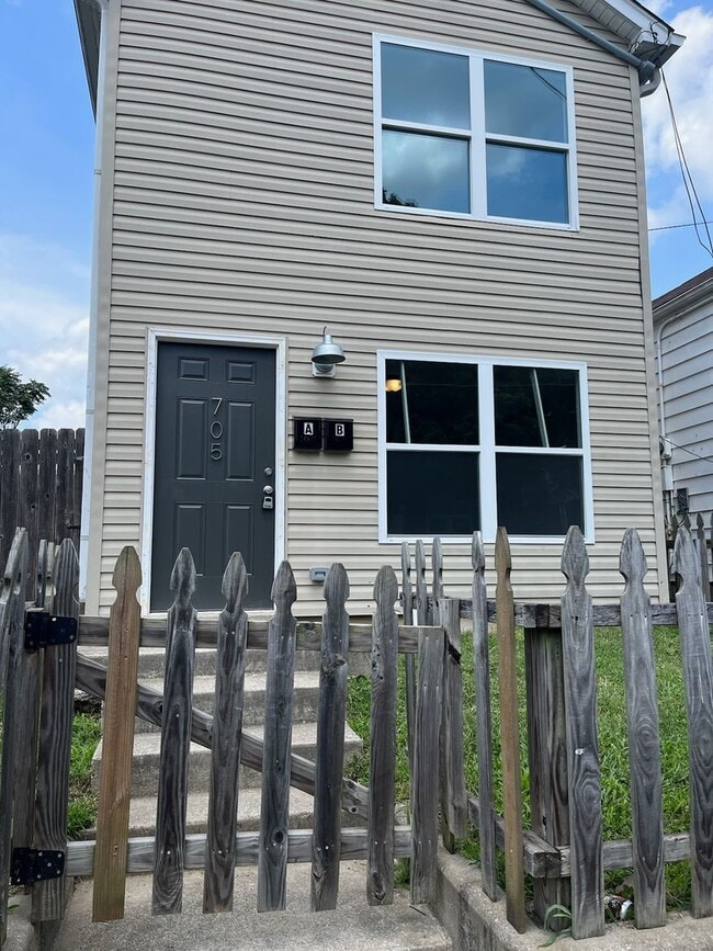 Building Photo - 705 Camp St