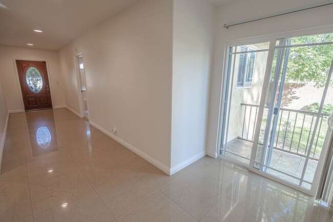 Building Photo - COMING SOON! Spacious Single-Story 3-Bedro...