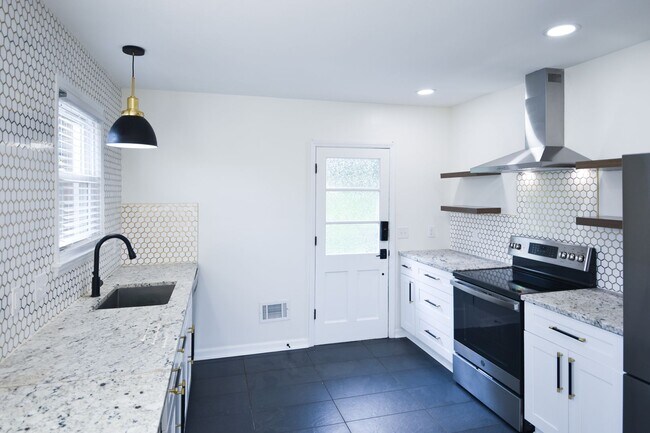 Foto del edificio - 5 Bedroom || 2 Bathroom - Single Family Ho...