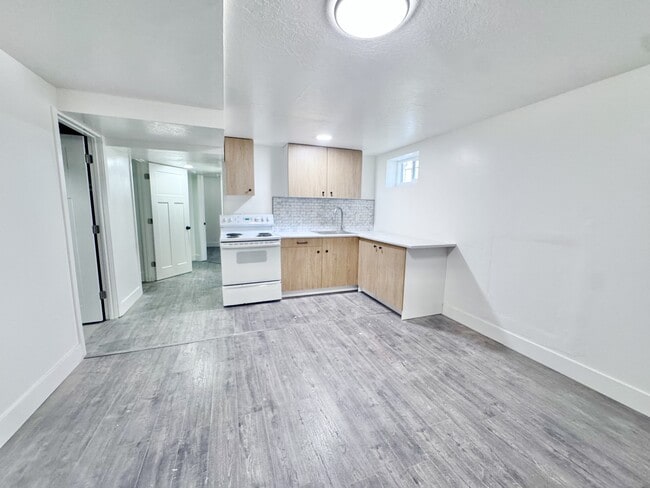 Building Photo - 880 E 200 N