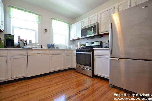 Foto del edificio - 77 Hunnewell Ave