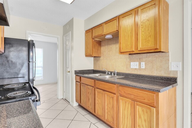 Building Photo - 4936 Meadowood Cir