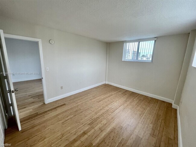 Foto del edificio - 2 br, 2 bath Condo - 8101 Crespi Blvd Apt 204