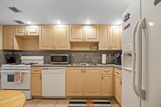 Building Photo - 3140 S Ocean Dr