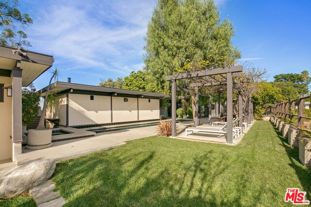 Building Photo - 2419 Solar Dr