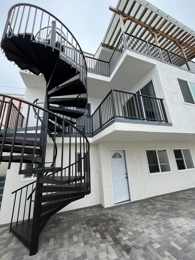 Building Photo - 945 Montgomery Dr