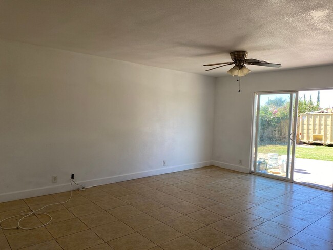 Foto del edificio - Single story 4 Bedroom for Lease Jurupa Va...