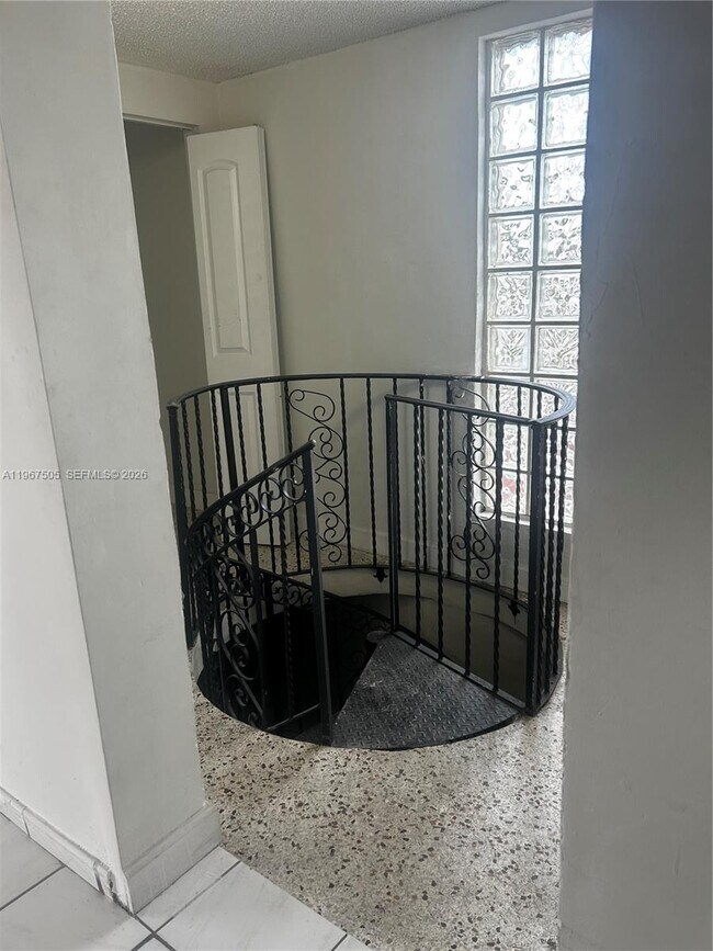 Foto del edificio - 992 E 18th St