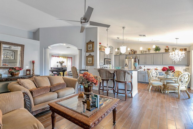 Foto del edificio - 843 E Rose Marie Ln