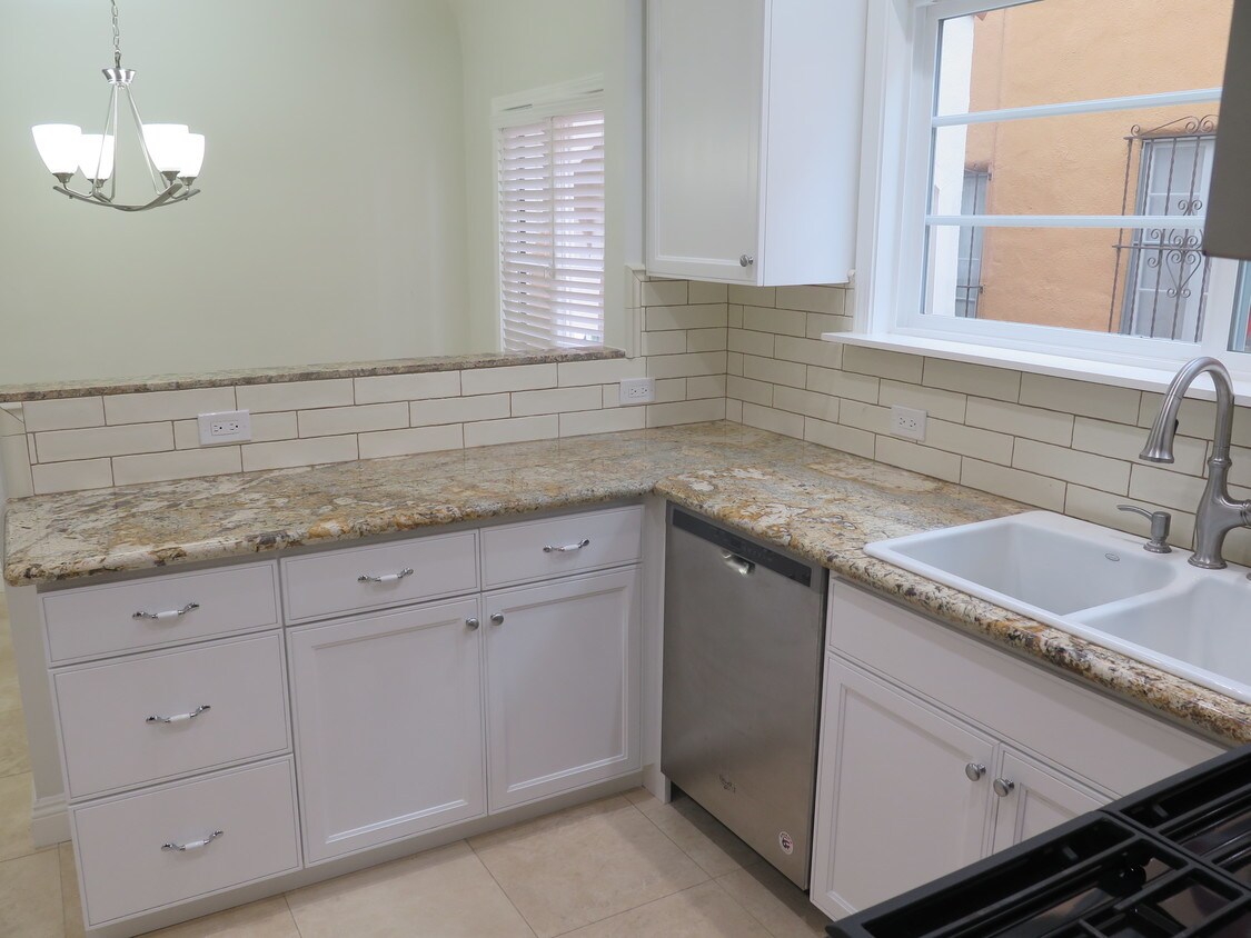 Foto principal - 8254 W 4th St