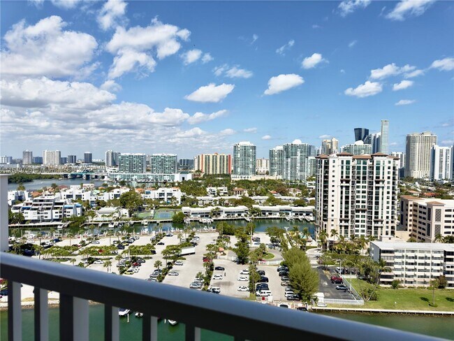 Foto del edificio - 300 Bayview Dr