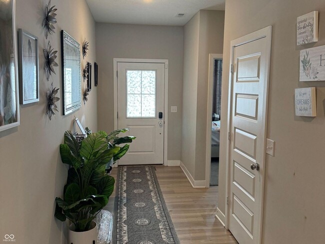 Foto del edificio - 8754 Laurelton Pl