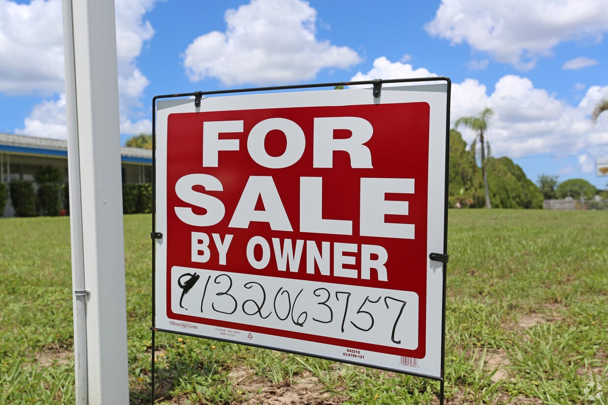 Building Photo - Tarpon Lakeview Mobile Home Park