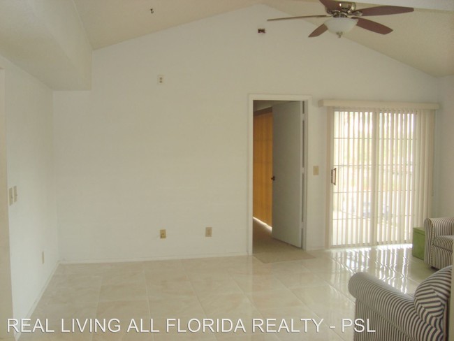 Building Photo - 1630 SE Green Acres Cir