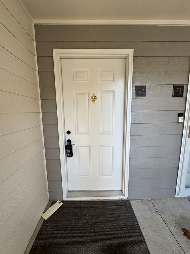 Building Photo - Bright & Updated Top-Floor End Unit in Sought-After Hillsdale Community