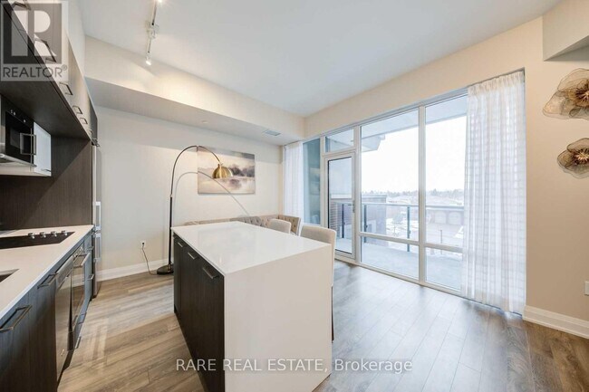 Photo du bâtiment - 4800 Hwy 7