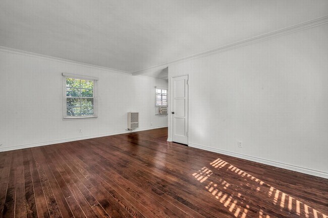Building Photo - Excellent WeHo location!
