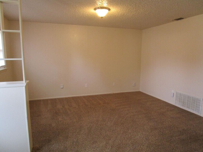 Building Photo - Cute 3 Bed 1 bath house