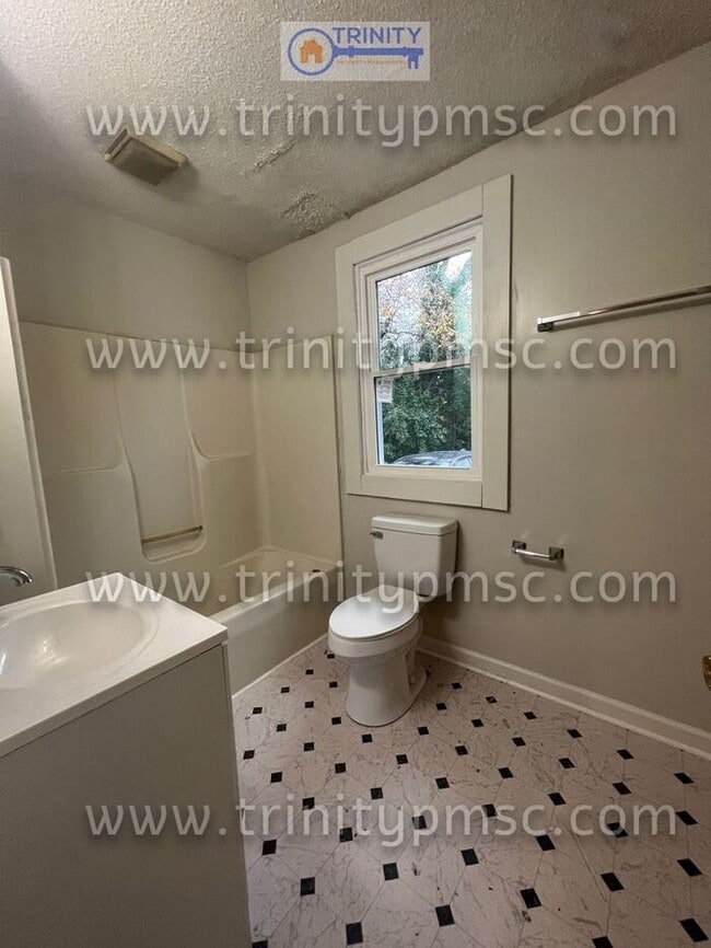 Building Photo - Newly renovated! Must see!