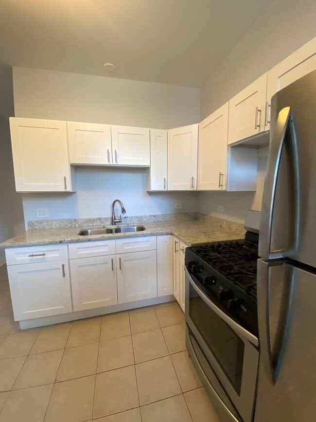Building Photo - 851 N Mozart St