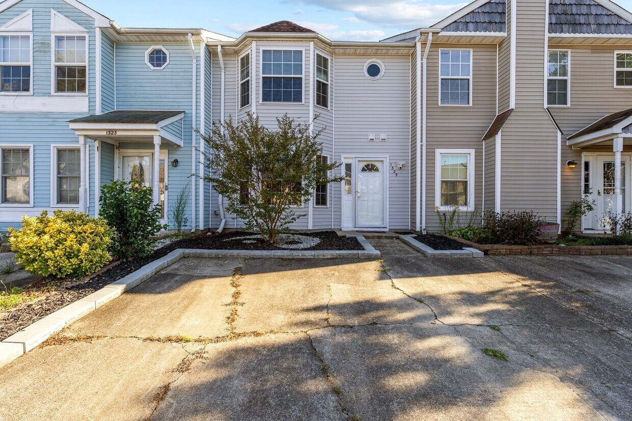 Foto principal - Charming and updated Virginia Beach townho...