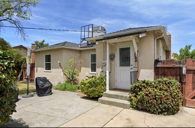 Foto del edificio - 2994 E Cornell Ave