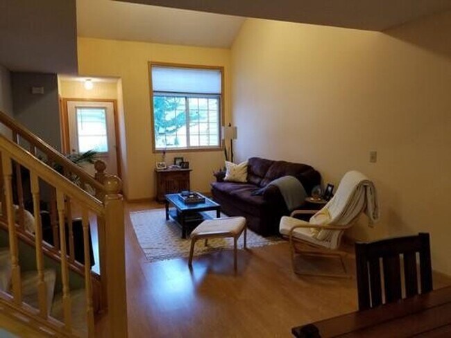 Foto del edificio - 2 Bed + Loft/1.5 Bath Townhouse- Great Location! Available June 1