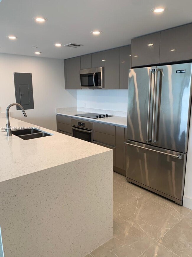 Foto del edificio - 13800 Highland Dr