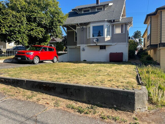 Building Photo - Large home/3bed 3 bath with bonus/office room just outside of PSNS and close to Bremerton Ferry