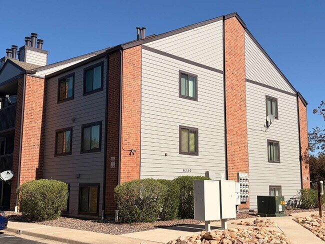Foto del edificio - "Charming 2-Bed Condo with Cozy Fireplace in Prime Arvada Location!"