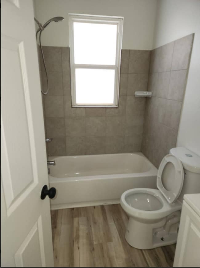 Building Photo - 3 bedroom 2 bath with Garage