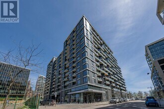 Building Photo - 1 Edgewater Dr