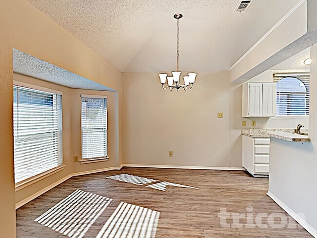 Building Photo - 2851 Linden Ln