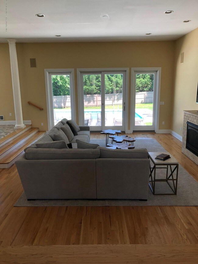 Building Photo - 55 Old Farm Rd