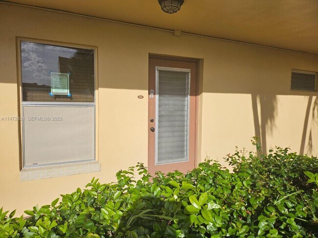 Foto del edificio - 5940 NW 64th Ave