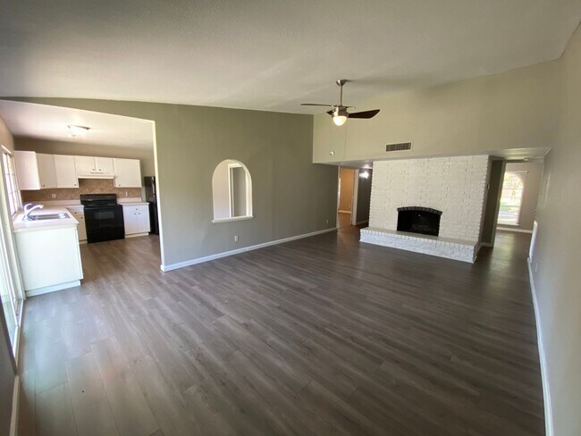 Foto del edificio - Open floor plan home with large backyard f...